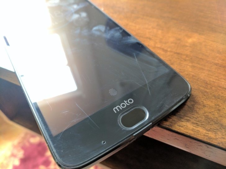 Chiếc Moto Z2 Force màn hình không thể vỡ lại trầy?