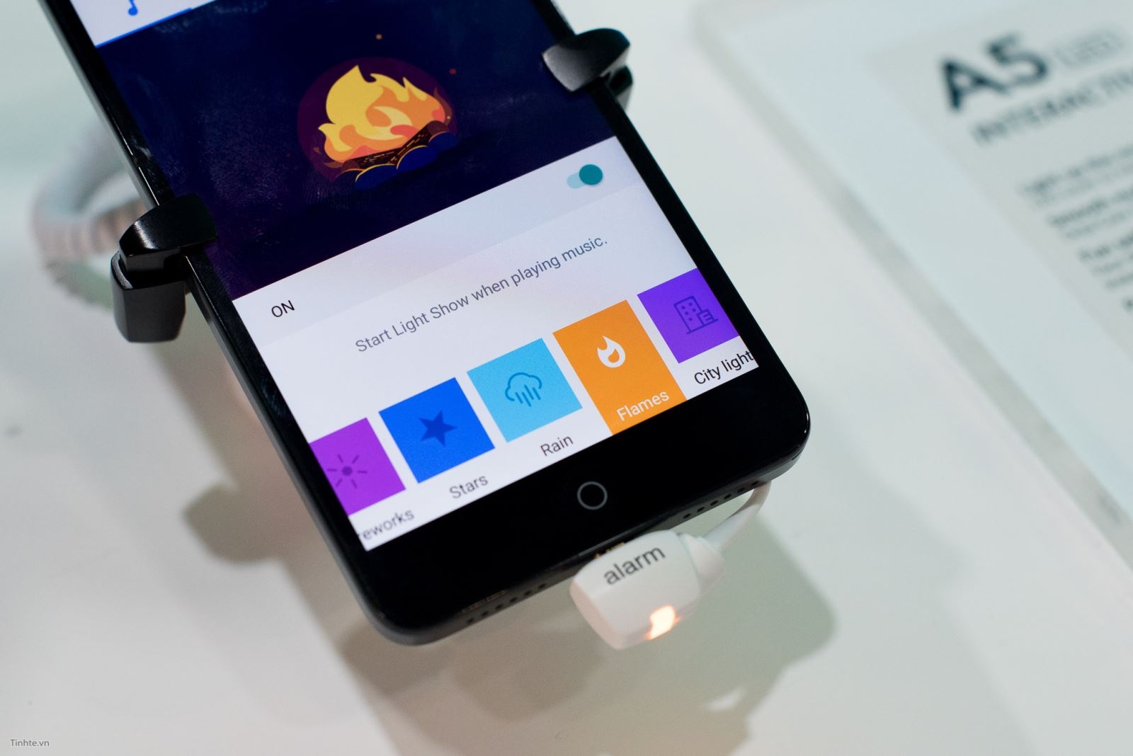 Trên tay Alcatel A5 LED: Có led 7 màu, cực kì độc lạ