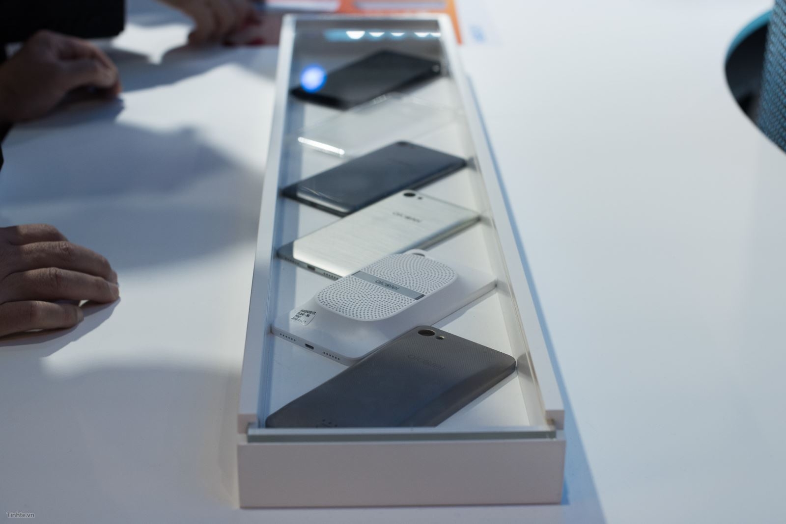 Trên tay Alcatel A5 LED: Có led 7 màu, cực kì độc lạ