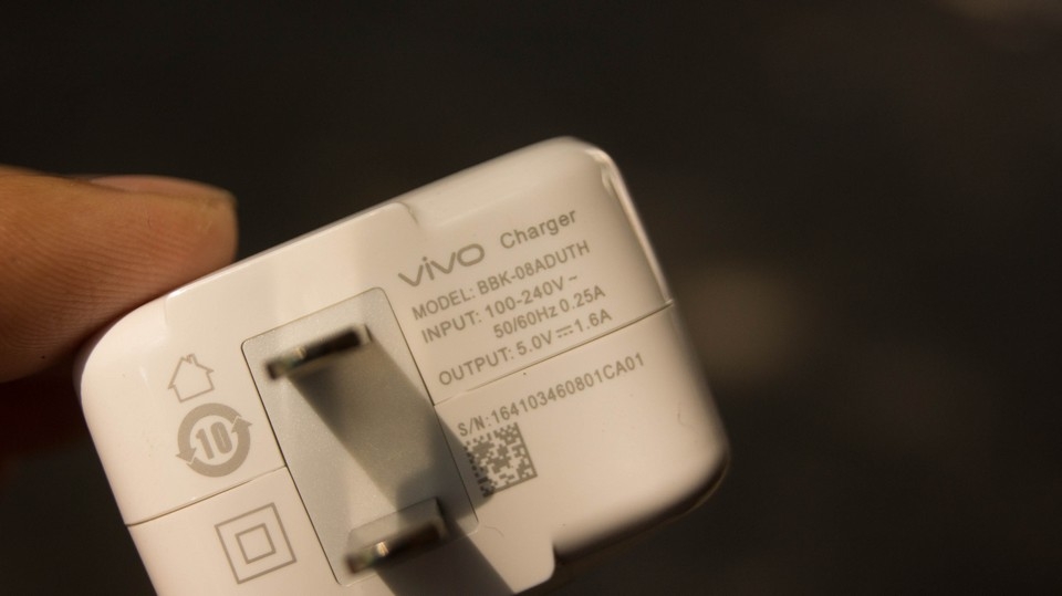 Vivo V5: Đối thủ mới của ông trùm selfie Oppo F1S