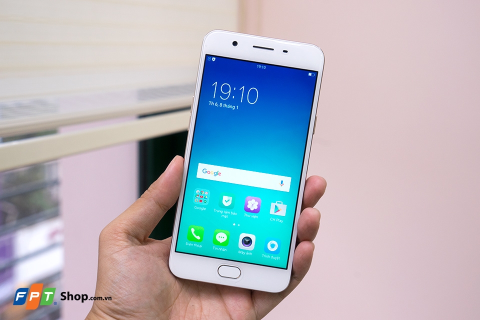 Mặt trước OPPO F1s 2017 gồm màn hình 5.5 inch, phím home, camera selfie và cảm biến Mặt trước OPPO F1s 2017 gồm màn hình 5.5 inch, phím home, camera selfie và cảm biến