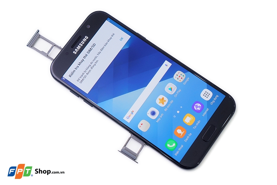 Hai khe sim được đặt ở cạnh trái và cạnh trên của máy