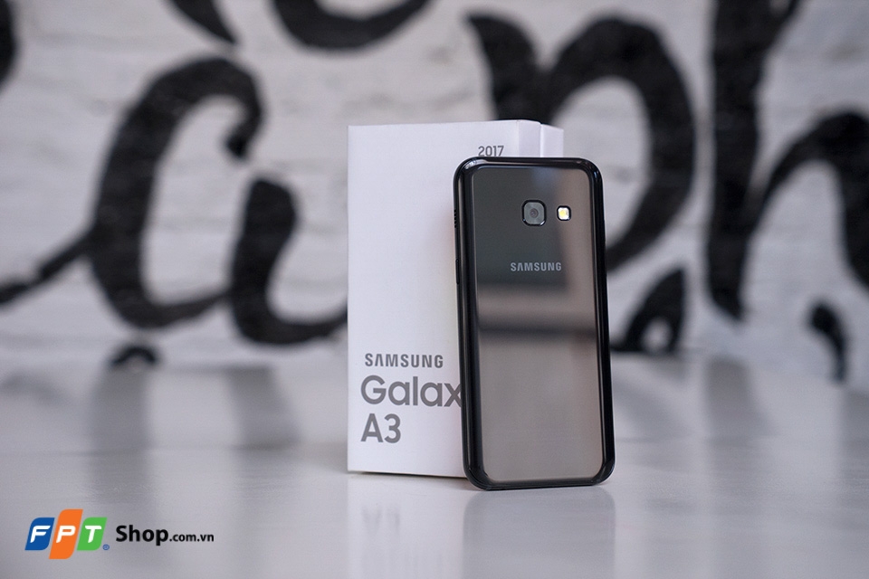 Trên tay Galaxy A3 2017: Thiết kế kinh, kim loại, hỗ trợ kháng nước, cấu hình ổn