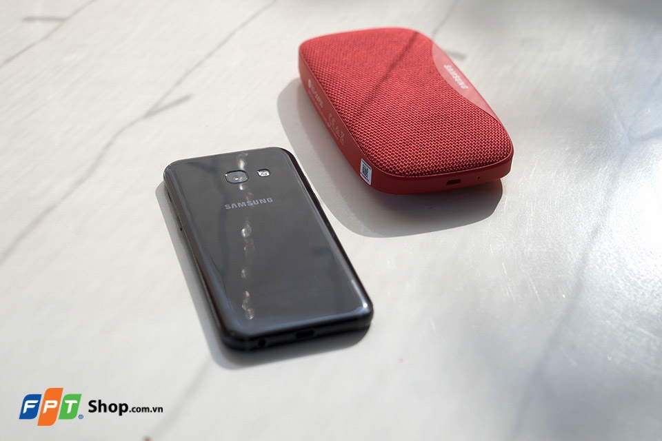Trên tay Galaxy A3 2017