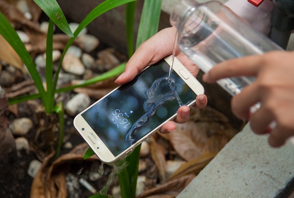 Galaxy A 2017 hỗ trợ khả năng kháng nước cao cấp