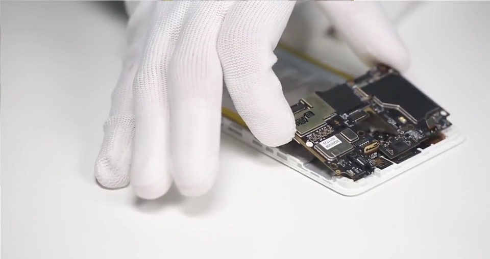 Tháo rời bo mạch của Infinix Zero 4