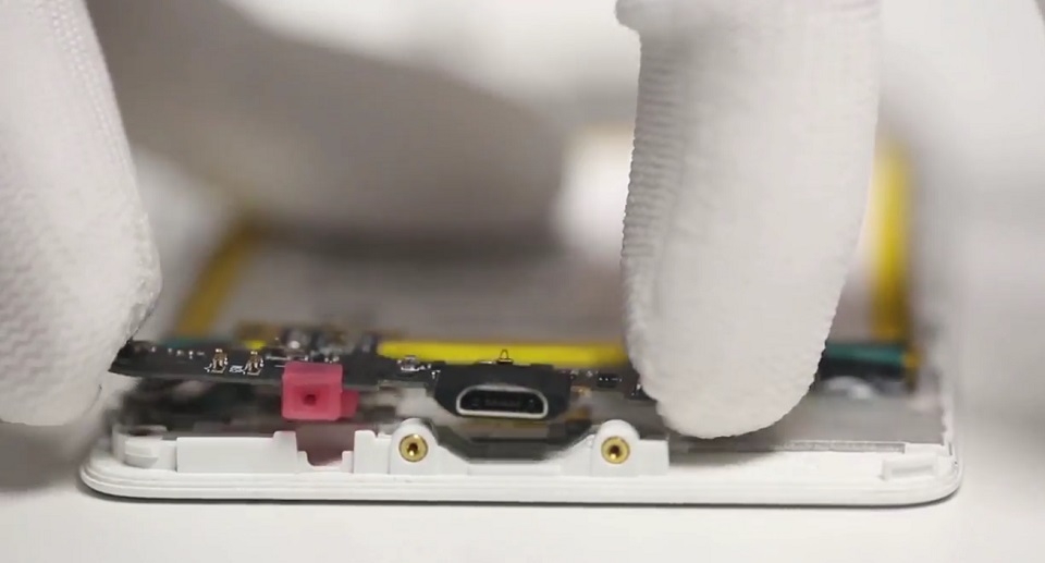 Phần cổng sạc micro USB cũng được tháo rời