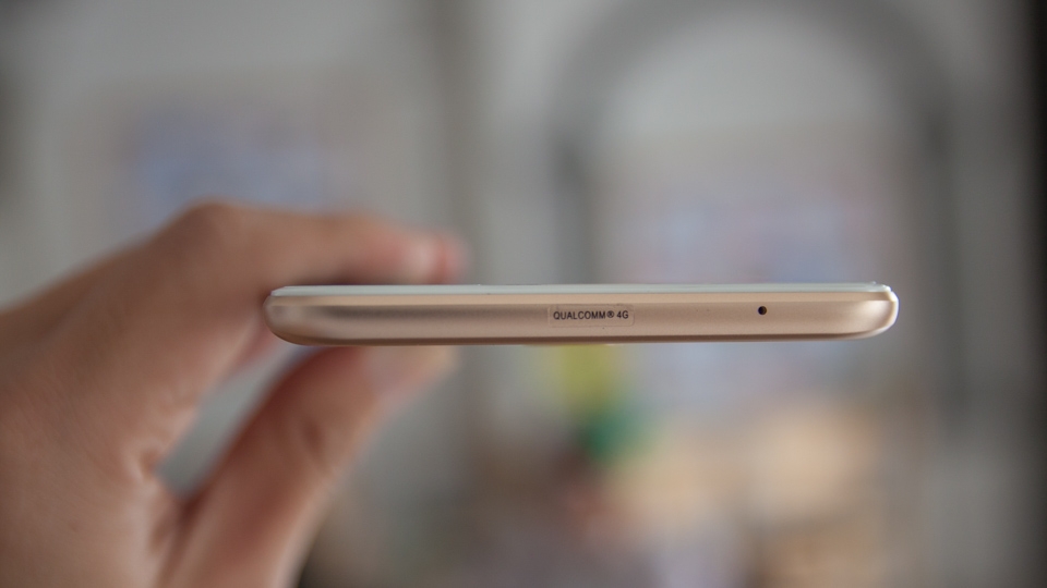 Cạnh trên Galaxy C7 Pro