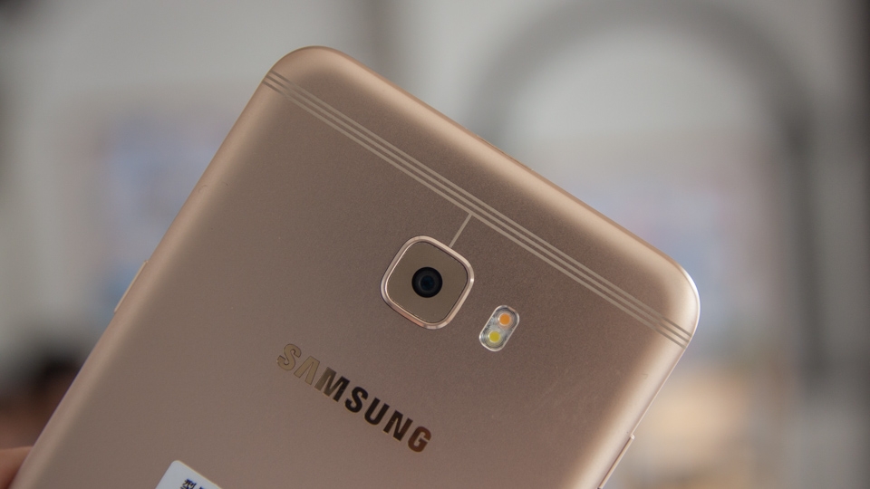Mặt lưng Galaxy C7 Pro