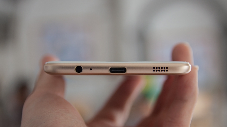 Cạnh dưới Galaxy C7 Pro