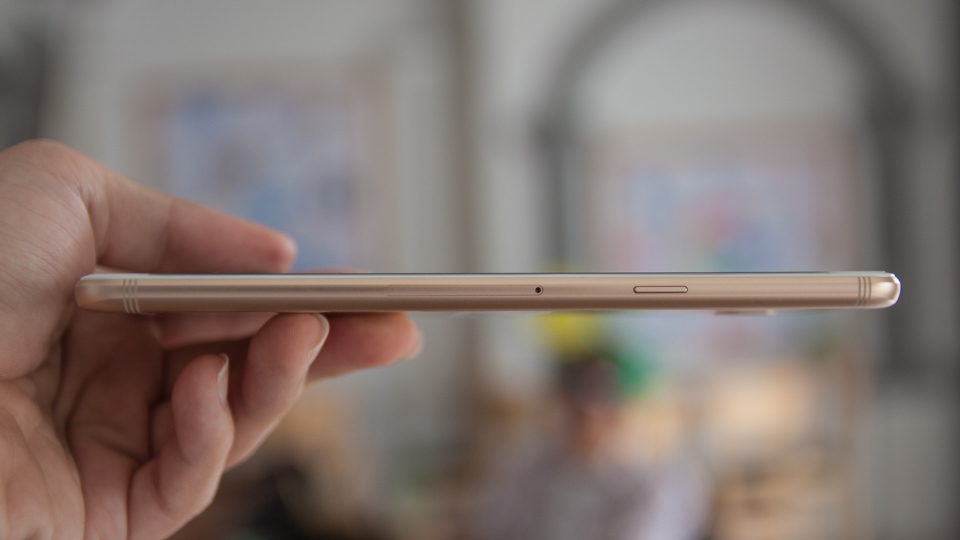 Cạnh phải Galaxy C7 Pro