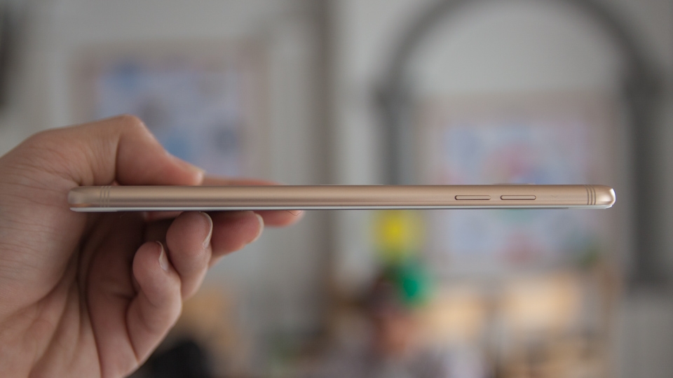 Cạnh trái Galaxy C7 Pro