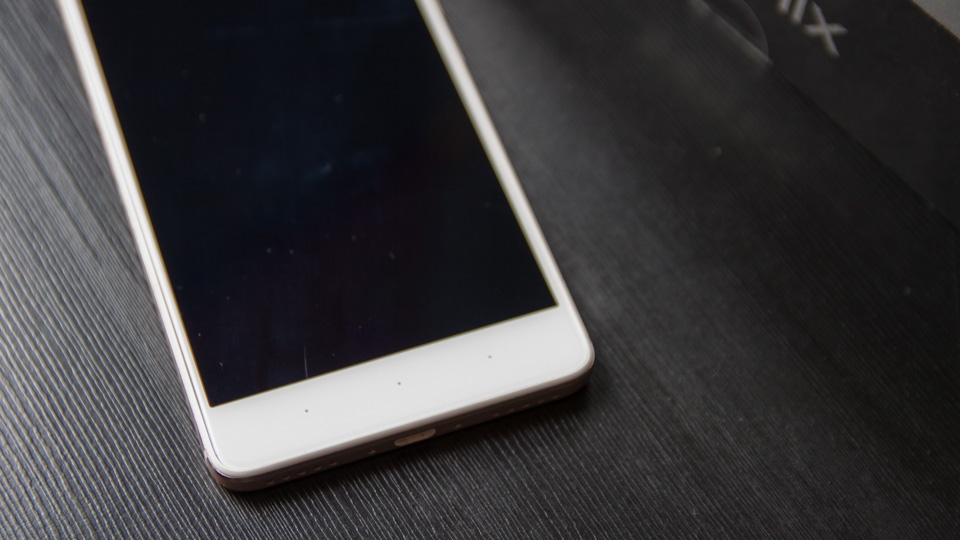 Cạnh dưới Infinix Zero 4