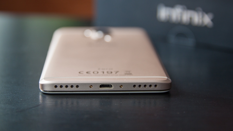 Cạnh dưới Infinix Zero 4 gồm loa ngoài, cổng micro USB và micro thu âm