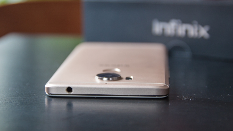 Cạnh trên Infinix Zero 4 gồm jack tai nghe 3.5mm