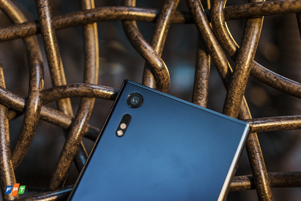 Kim loại ALKALEIDO trên Sony Xperia XZ 2