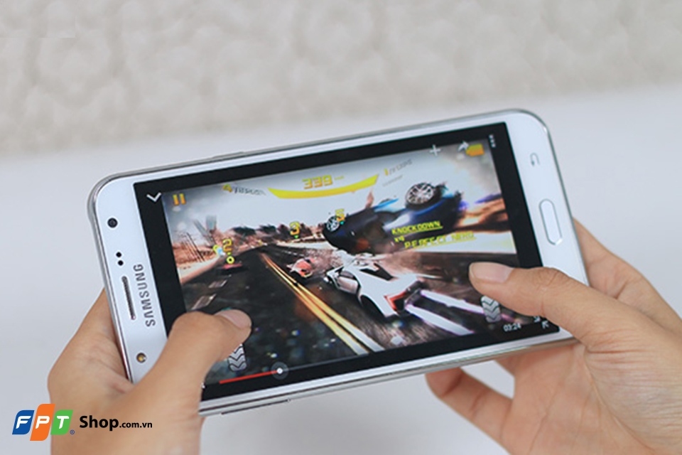 So sánh Meizu U20 và Galaxy J7 2015 5