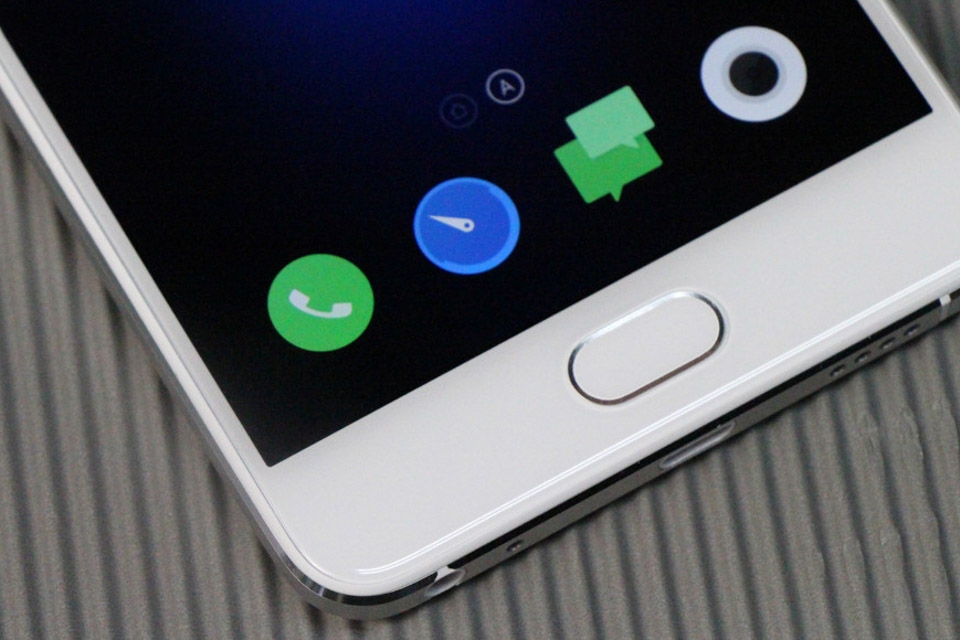 So sánh Meizu U20 và Galaxy J7 2015 8
