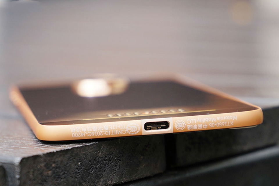 Mở hộp Moto Z 6