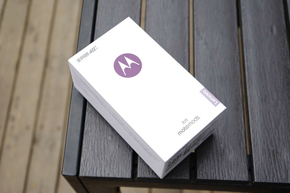 Mở hộp Moto Z 14