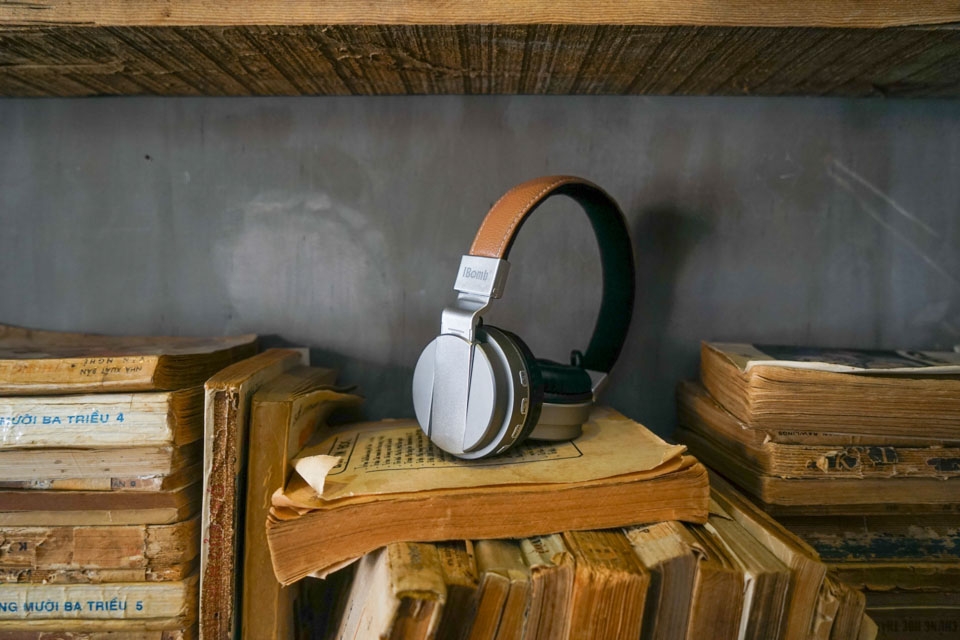 Trên tay tai nghe không dây iBomb SKA tặng kèm khi mua J7 Prime 8