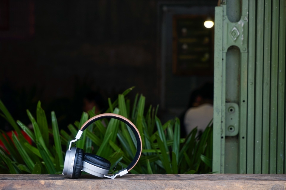 Trên tay tai nghe không dây iBomb SKA tặng kèm khi mua J7 Prime 13