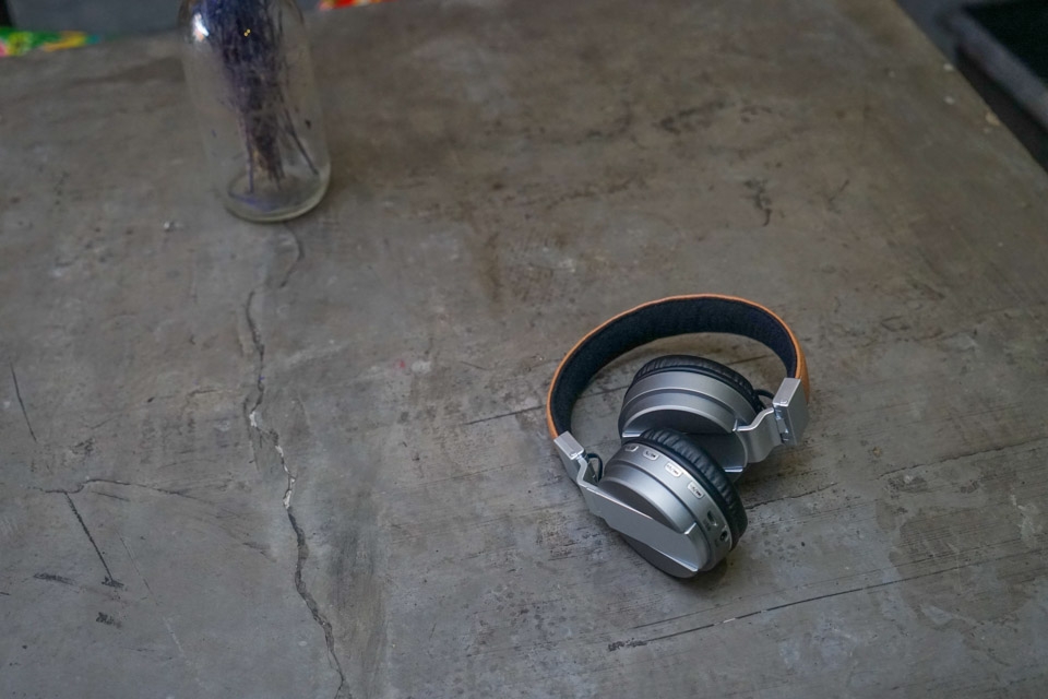 Trên tay tai nghe không dây iBomb SKA tặng kèm khi mua J7 Prime 4