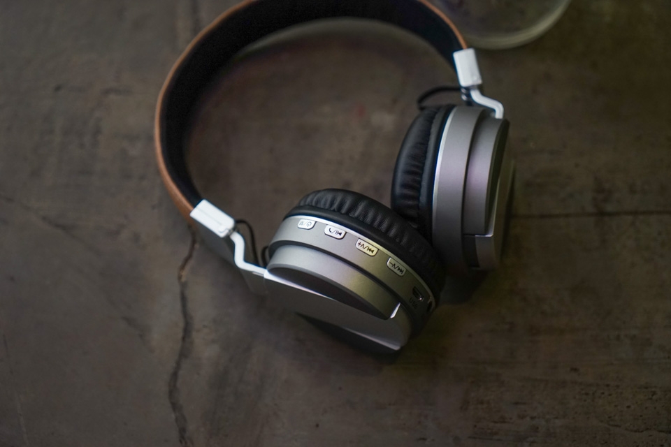 Trên tay tai nghe không dây iBomb SKA tặng kèm khi mua J7 Prime 5