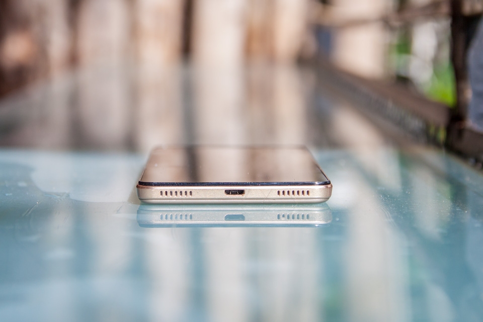 Infinix Hot S Cạnh đáy