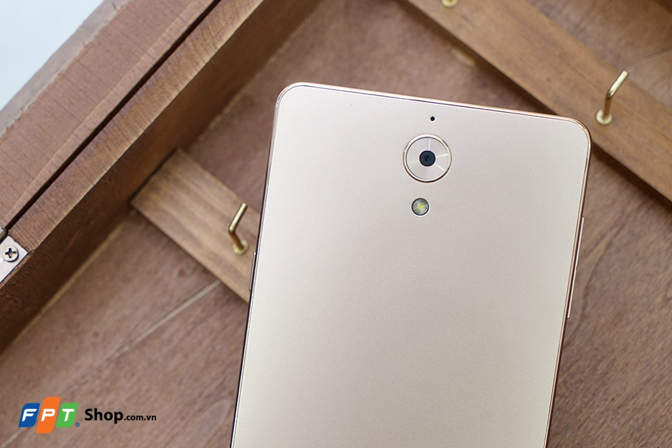 Vị trí đặt cảm biến ảnh chính, micro thu âm và đèn flash led Sky 3 Pro