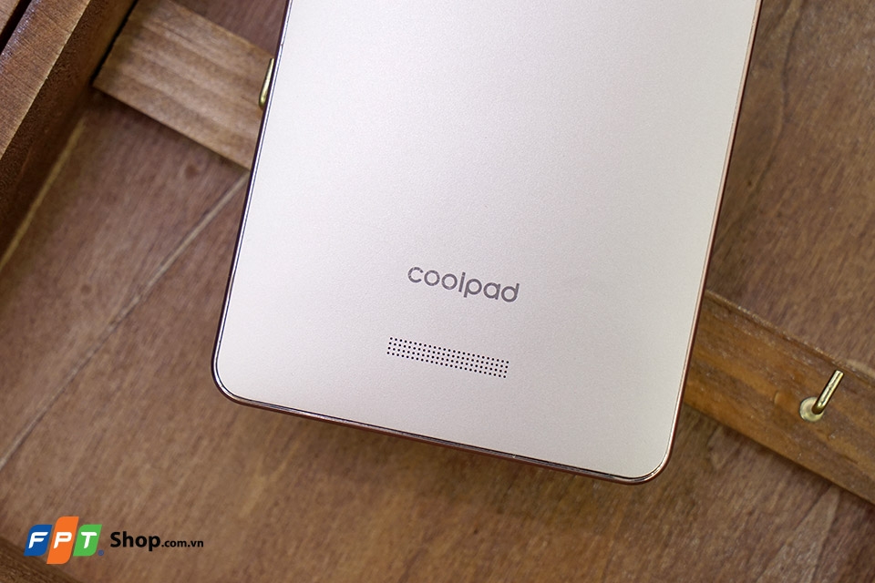 Phía dưới mặt lưng là nơi đặt dải loa Coolpad Sky 3 Pro