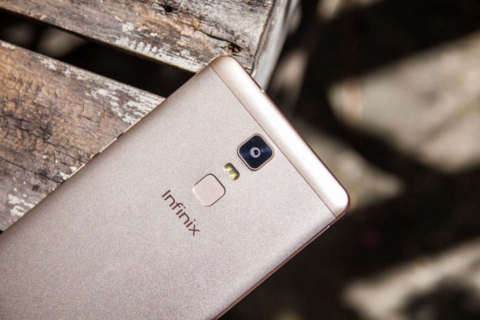 Mặt lưng Infinix Note 3 là nơi đặt camera và cảm biến vân tay siêu nhạy Mặt lưng Infinix Note 3 là nơi đặt camera và cảm biến vân tay siêu nhạy