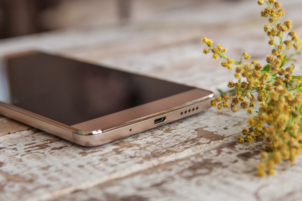 Cạnh đáy là nơi đặt cổng micro USB, mic thoại và loa ngoài Cạnh đáy là nơi đặt cổng micro USB, mic thoại và loa ngoài