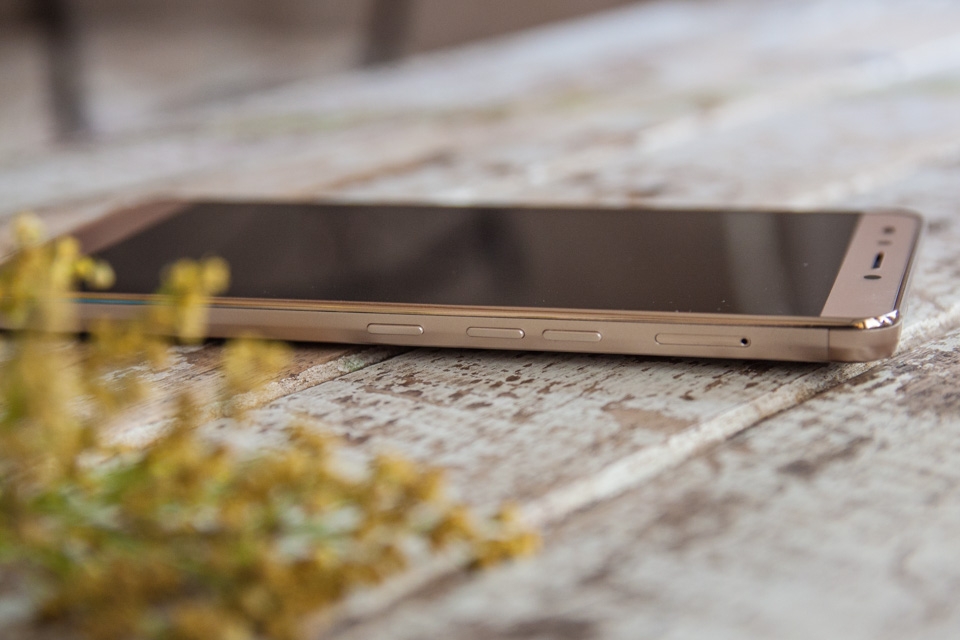 Cạnh phải là nơi đặt phím âm lượng, nguồn và khe sim thứ 2 Cạnh phải là nơi đặt phím âm lượng, nguồn và khe sim thứ 2