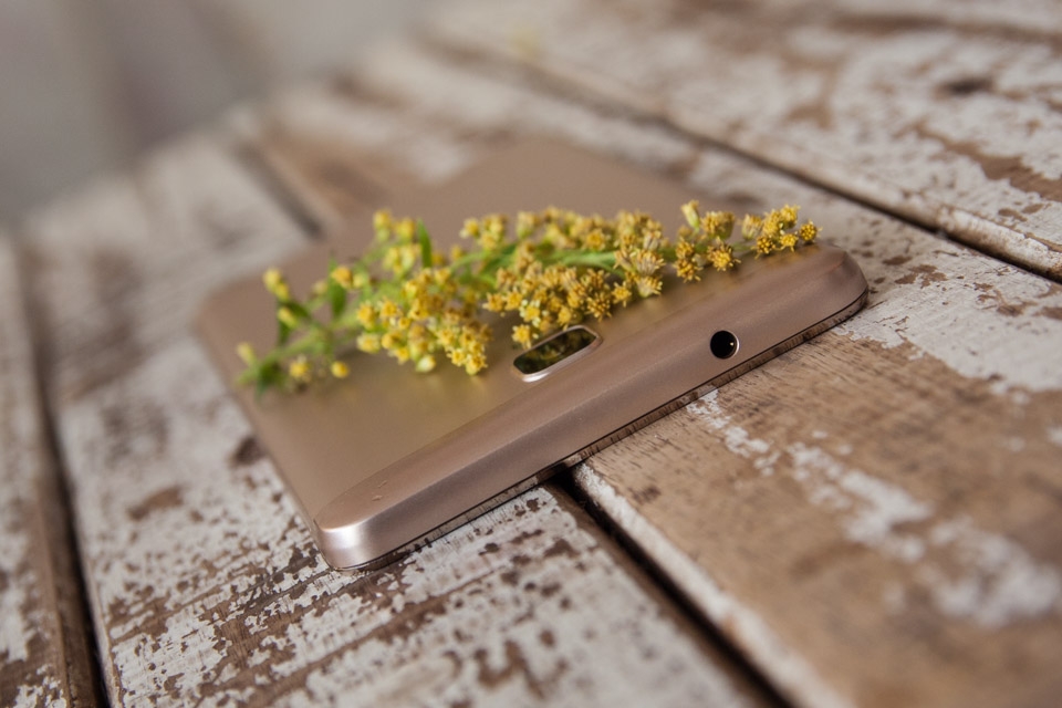 Cạnh trên là nơi đặt jack tai nghe 3.5mm Cạnh trên là nơi đặt jack tai nghe 3.5mm