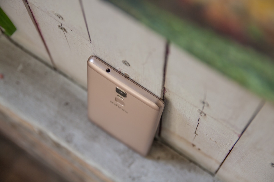 Cạnh trên Infinix Note 3 Cạnh trên Infinix Note 3