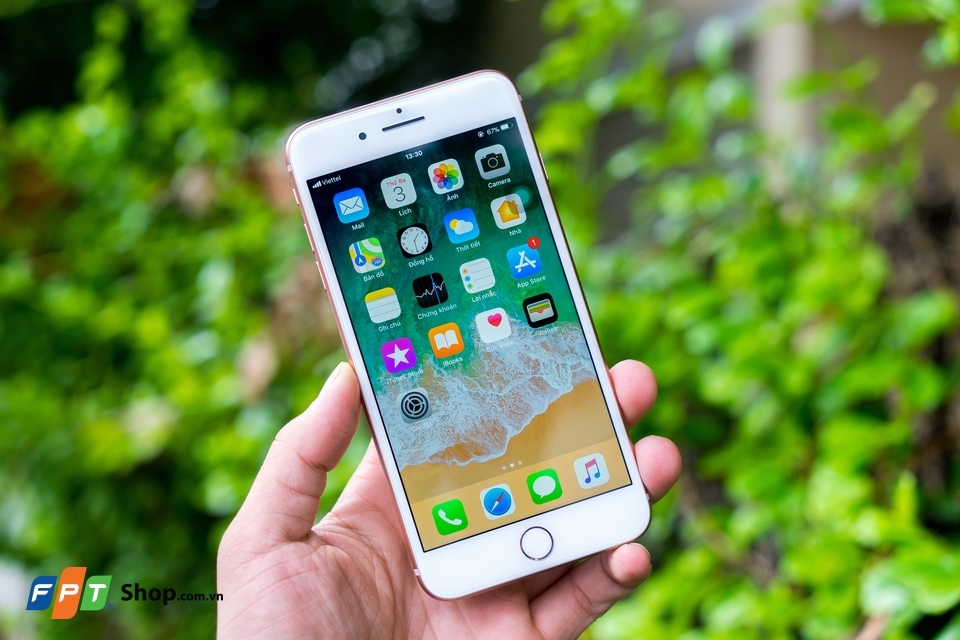 Cùng FPT Shop trên tay iPhone 8 Plus màu Gold (Ảnh 1)