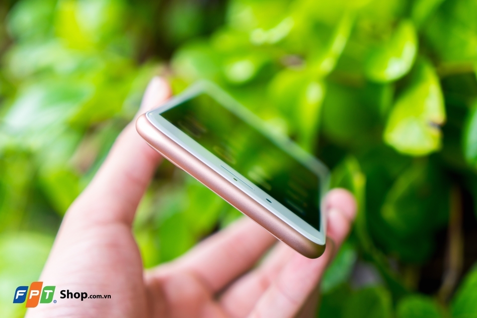 Cùng FPT Shop trên tay iPhone 8 Plus màu Gold (Ảnh 8)