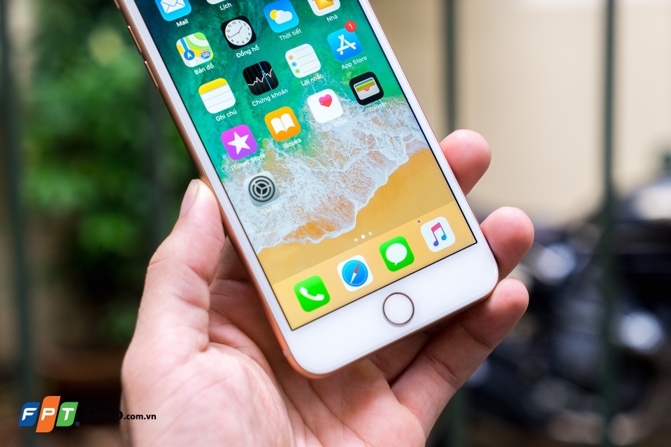 Cùng FPT Shop trên tay iPhone 8 Plus màu Gold (Ảnh 4)