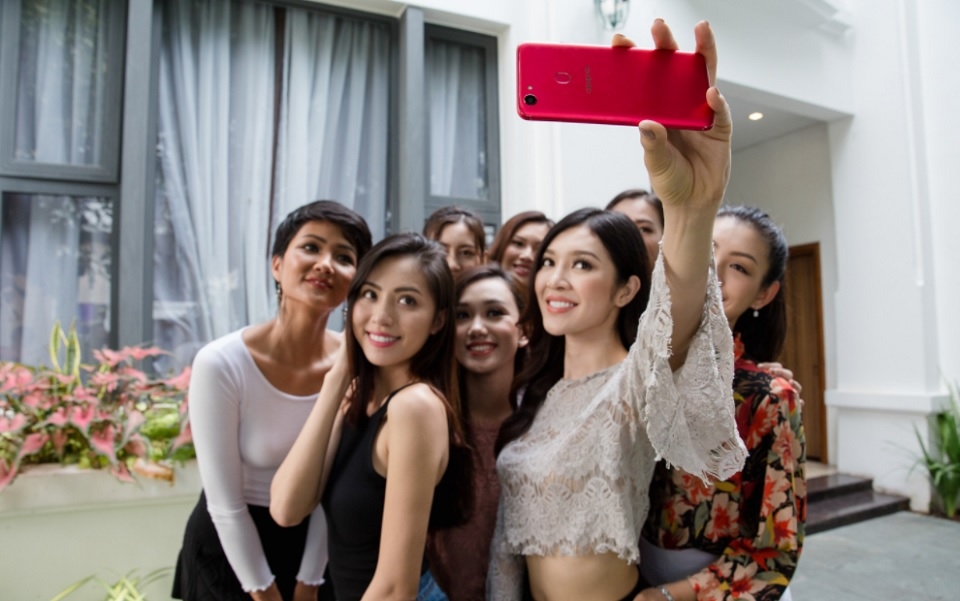 OPPO F5 bất ngờ xuất hiện trên tay Hoa Hậu tương lai (Ảnh 7)