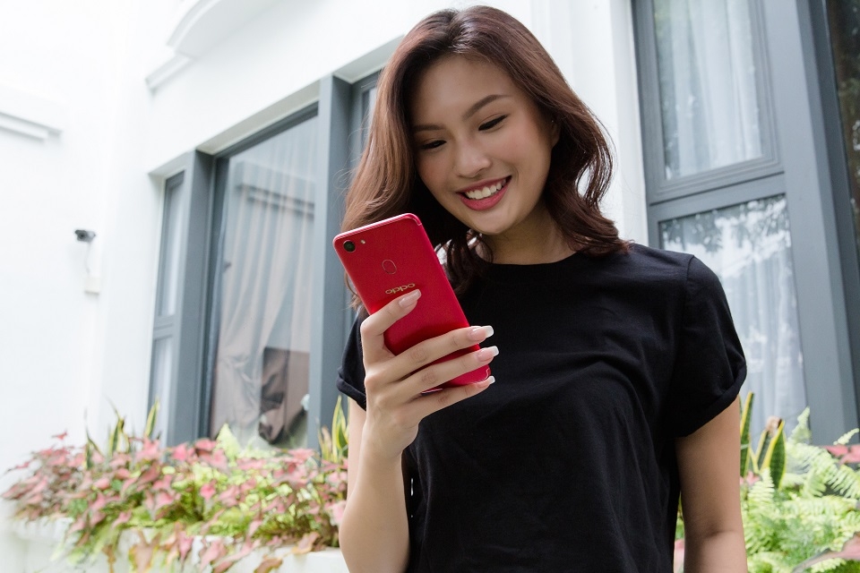 OPPO F5 bất ngờ xuất hiện trên tay Hoa Hậu tương lai (Ảnh 11)