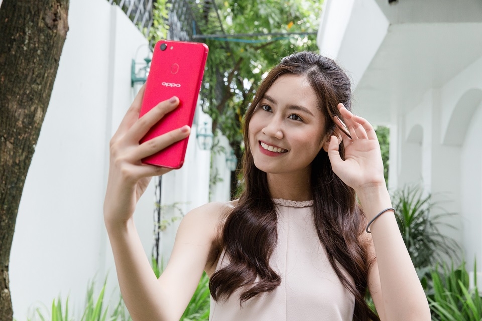 OPPO F5 bất ngờ xuất hiện trên tay Hoa Hậu tương lai (Ảnh 13)
