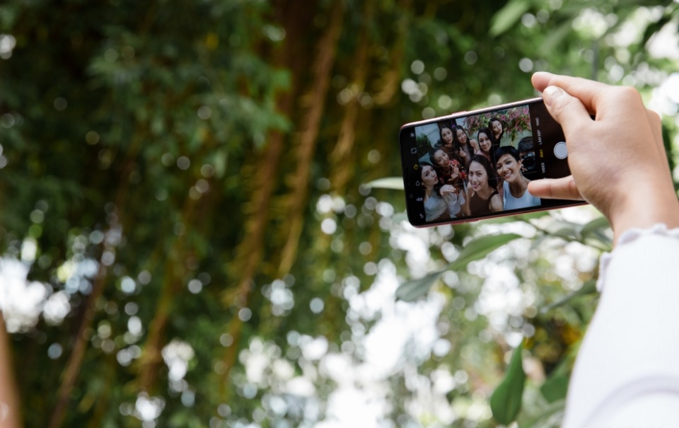 OPPO F5 bất ngờ xuất hiện trên tay Hoa Hậu tương lai (Ảnh 9)