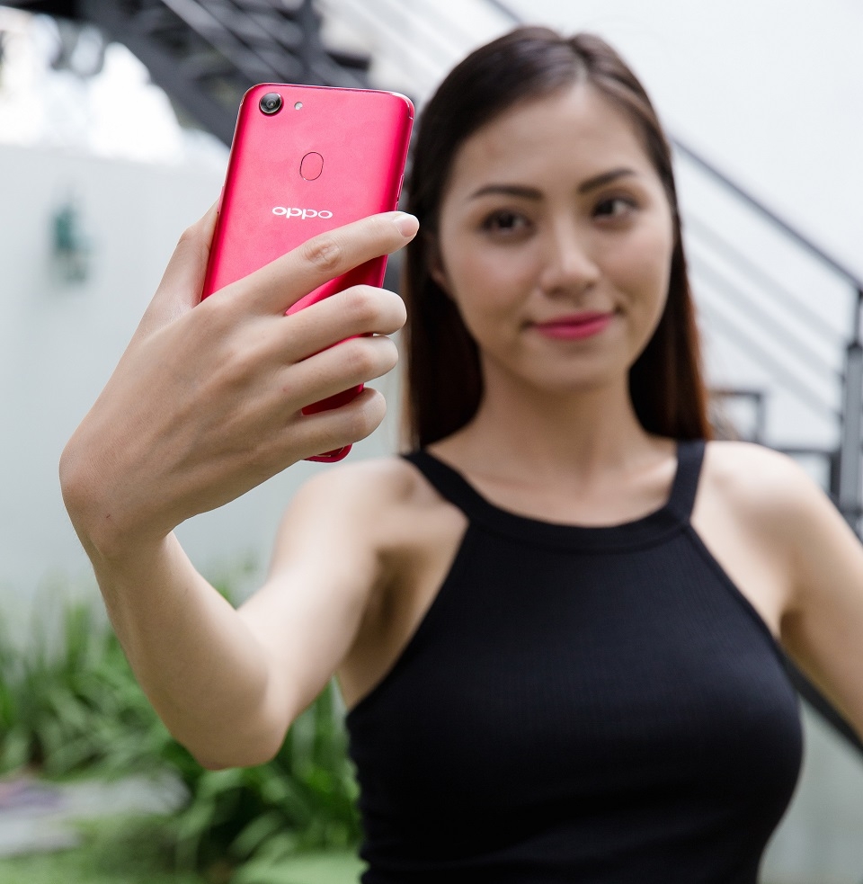 OPPO F5 bất ngờ xuất hiện trên tay Hoa Hậu tương lai (Ảnh 5)