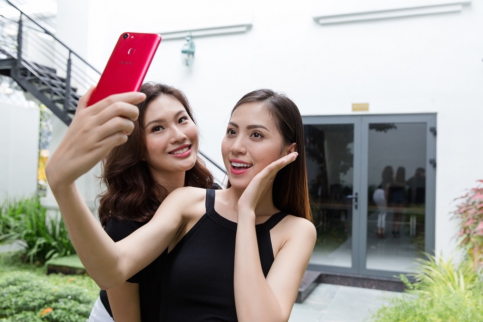 OPPO F5 bất ngờ xuất hiện trên tay Hoa Hậu tương lai (Ảnh 4)