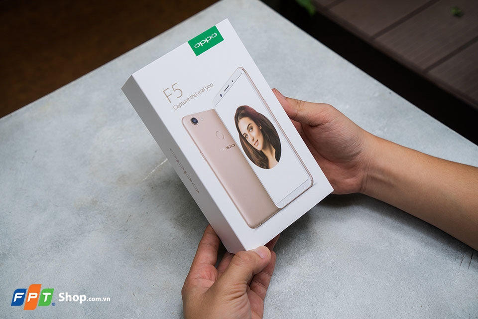 Mở hộp OPPO F5 Red bản 4GB RAM (Ành 5)