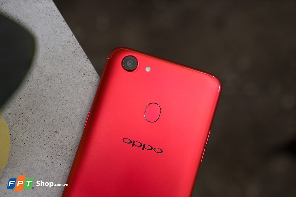 Mở hộp OPPO F5 Red bản 4GB RAM (Ành 1)