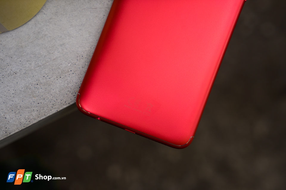 Mở hộp OPPO F5 Red bản 4GB RAM (Ành 2)