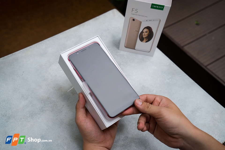 Mở hộp OPPO F5 Red bản 4GB RAM (Ành 6)