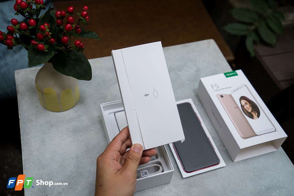 Mở hộp OPPO F5 Red bản 4GB RAM (Ành 7)